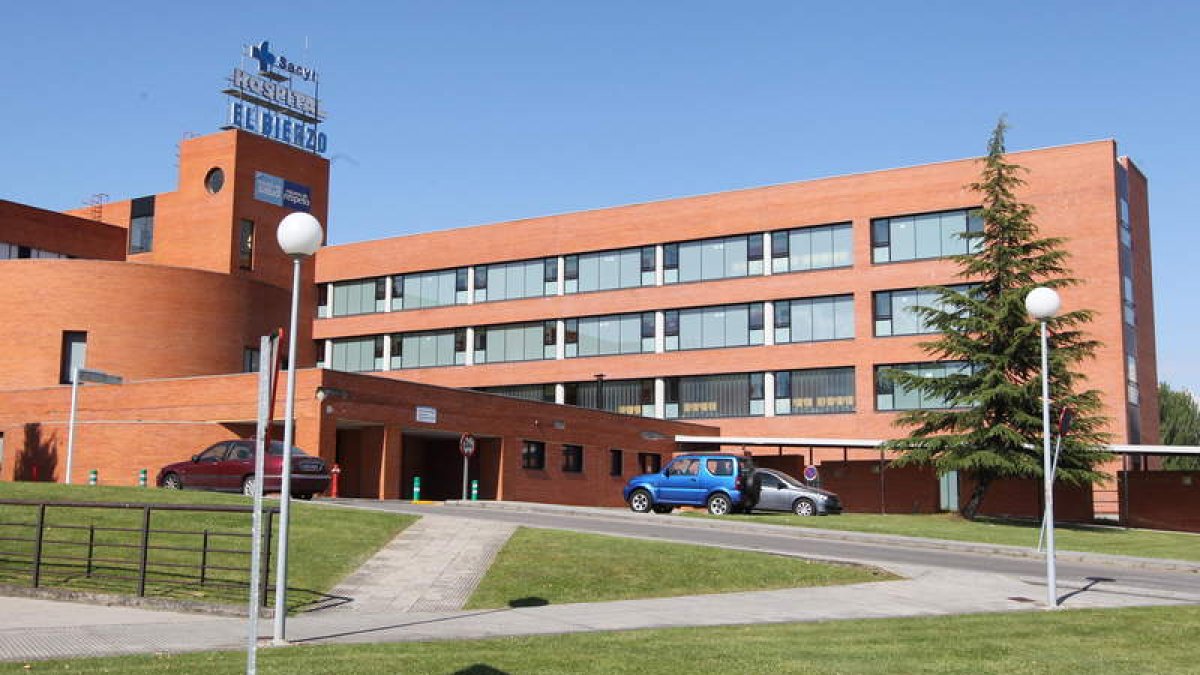 El Hospital del Bierzo dejará de utilizar la octava parte de sus camas (54 de 408)  durante dos meses y medio para ahorrar.