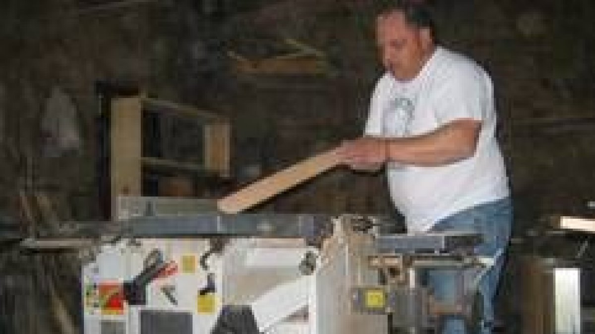 Miguel Ángel se pasa horas y horas en un pequeño taller de carpintero que tiene al lado de casa