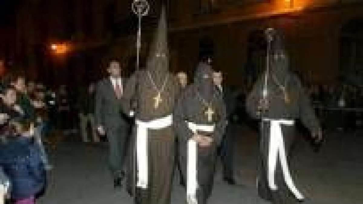 La procesión del Santo Cristo del Perdón se celebra cada Martes Santo ante la Catedral de León