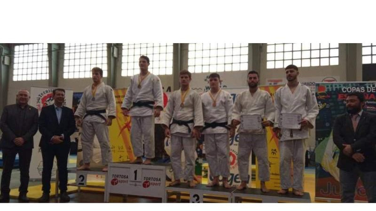 El judoca del Club Kyoto posa con la medalla de bronce en el podio de la Supercopa de España. DL
