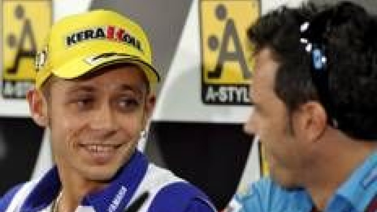 Velentino Rossi charla con su compatriota Loris Capirosi en la rueda de prensa de ayer