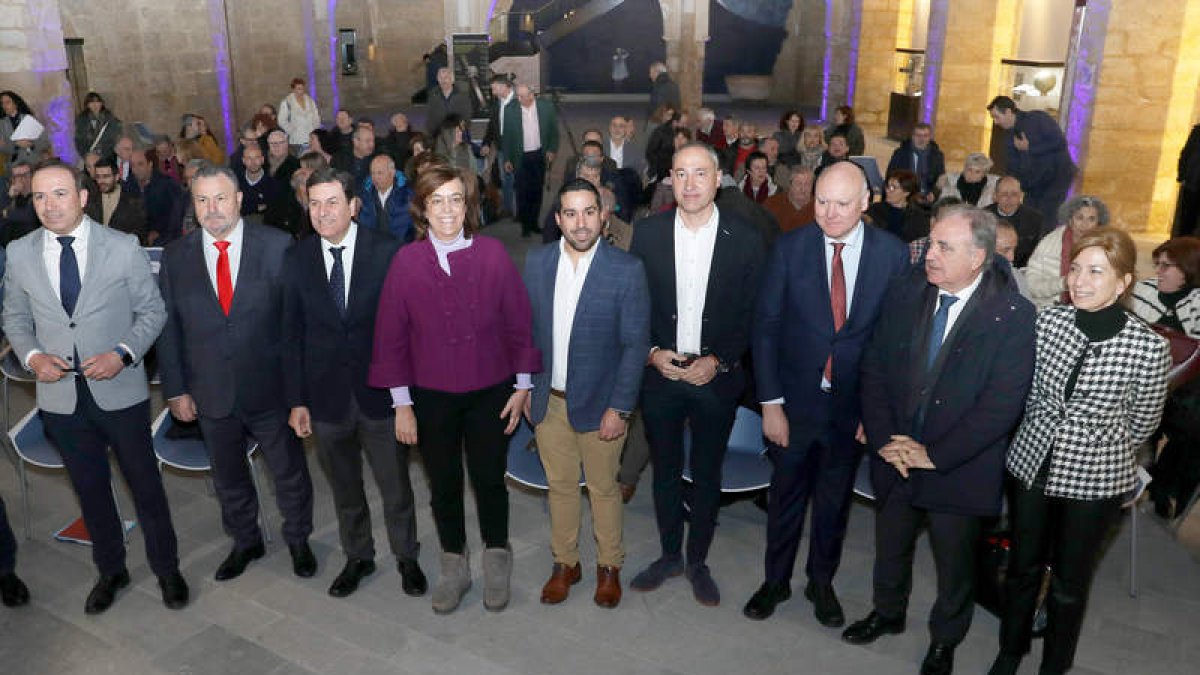 Carriedo, tercero a la izquierda, junto a los presidentes y vicepresidentes provinciales de León, Valladolid, Zamora y Palencia. BRÁGIMO