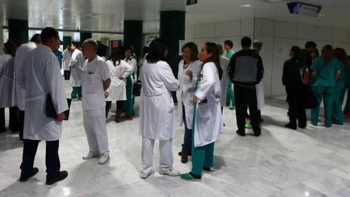 Imagen de archivo de una de las asambleas celebradas en el Hospital de León.