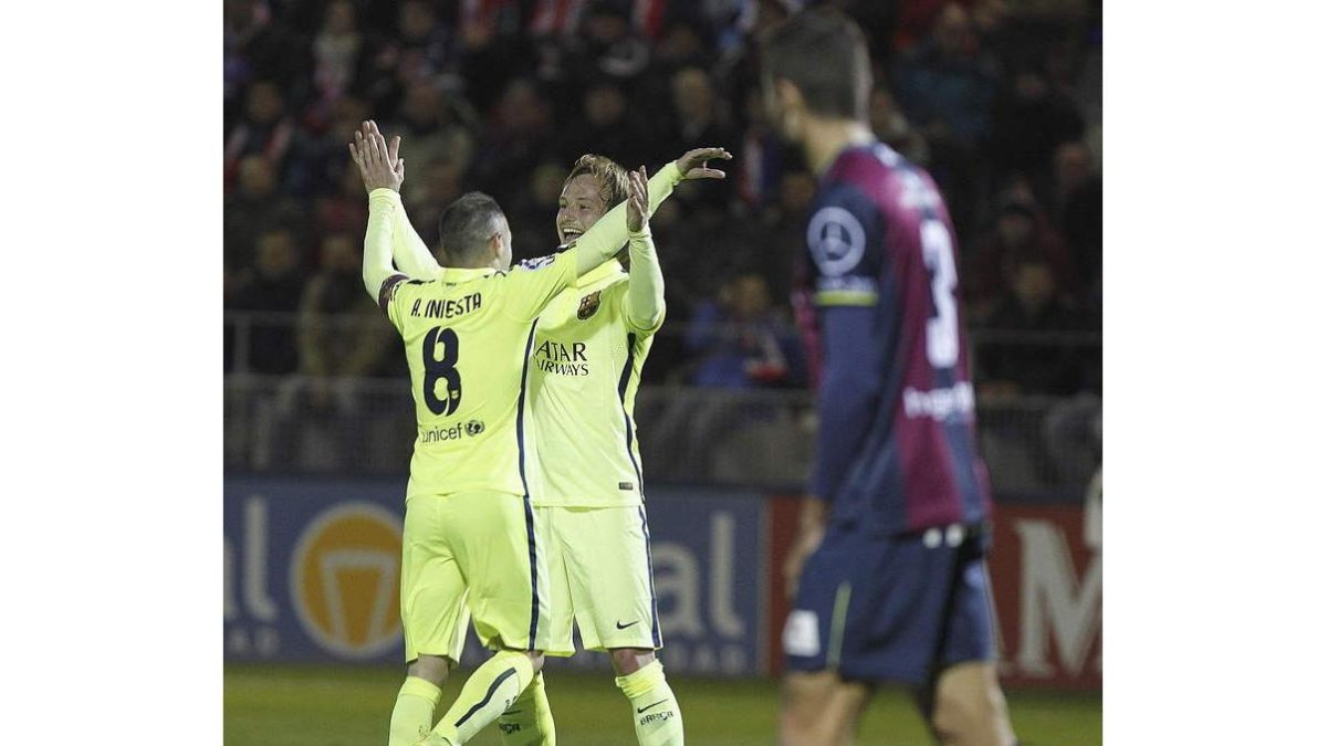 Iniesta celebra su gol con su compañero Ivan Rakitic.