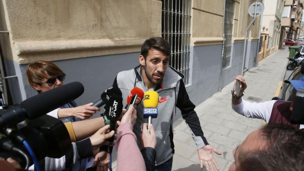 El jugador del Eldense, Guille Smitarello, a la salida de comisaría.