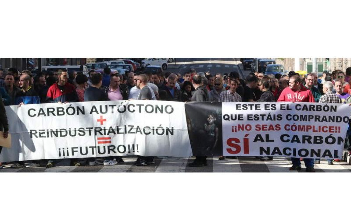 Los manifestantes reclamaron en las pancartas un futuro para la comarca y la defensa del carbón autóctono. RAMIRO