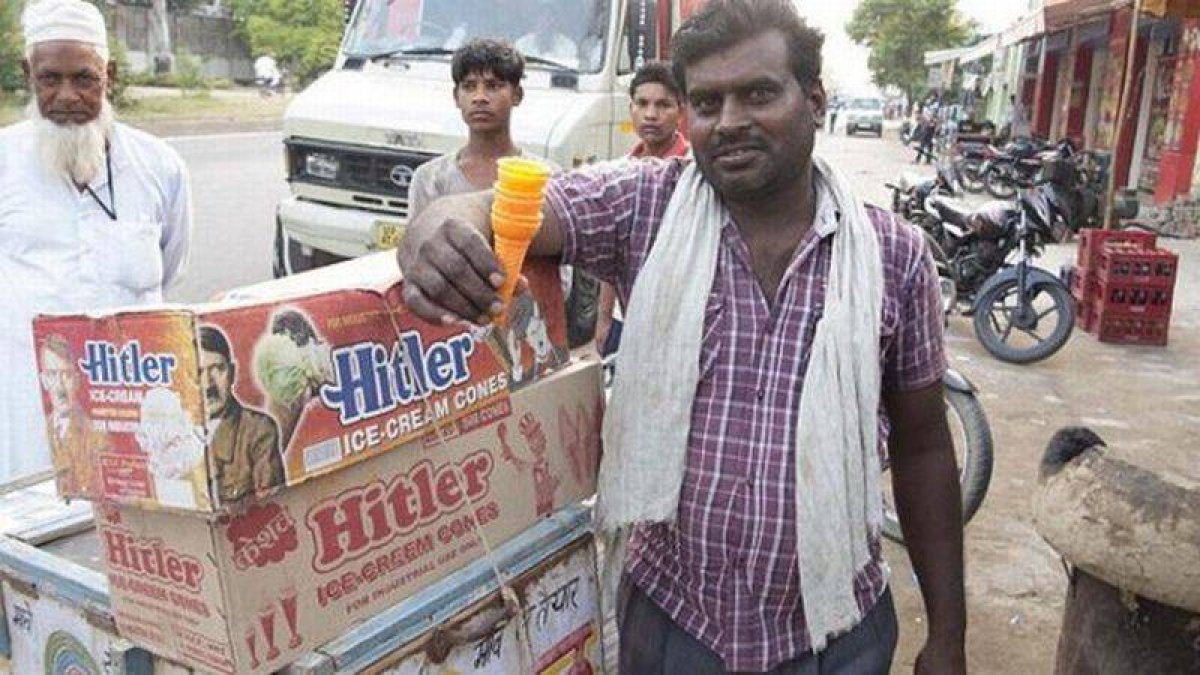 Un vendedor indio con los helados de la marca Hitler.