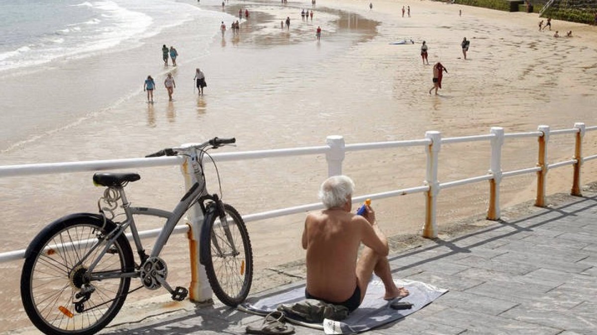 A muchos ciudadanos las elecciones generales les pillará en la playa. J. L. CEREIJIDO