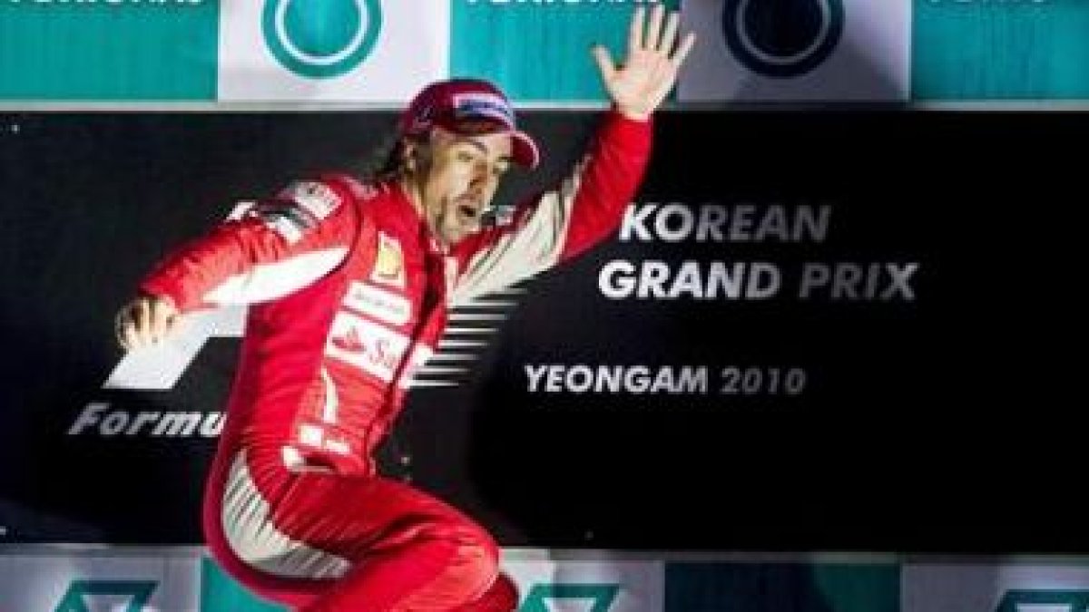 Fernando Alonso pega un salto de júbilo para celebrar su victoria en el Gran Premio de Corea