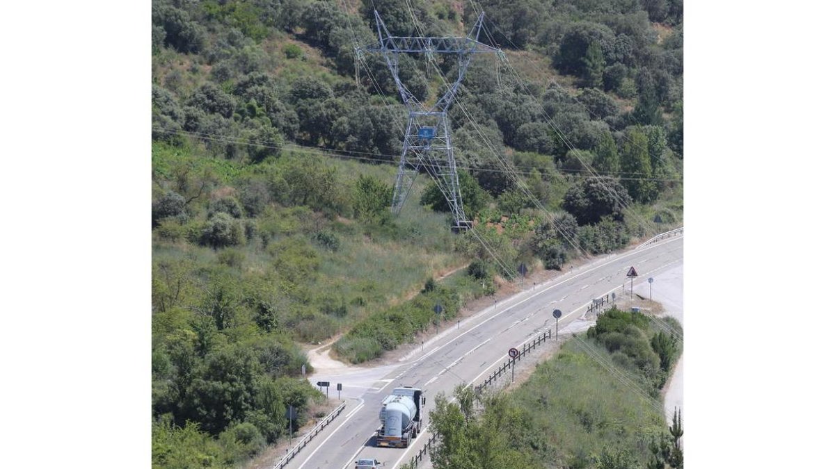 Una torre de alta tensión junto a la N-120 en Requejo. L. DE LA MATA