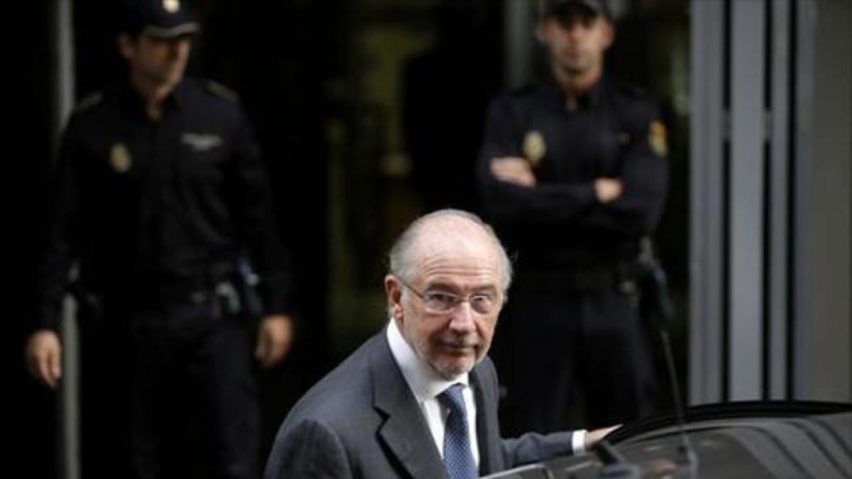 Rodrigo Rato saliendo de la Audiencia Nacional, tras declarar ante el juez, en octubre del 2014.