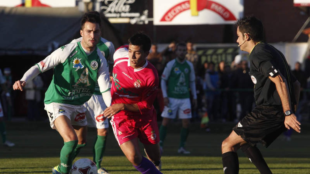 Víctor, a la izquierda, se perderá el estreno liguero del Atlético Astorga por sanción.