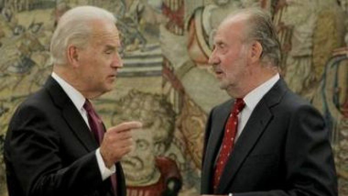 El vicepresidente estadounidense Joe Biden con el Rey durante la entrevista.
