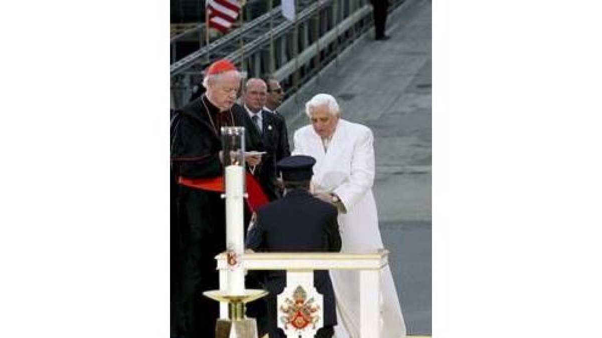 El Papa recibe a un miembro de la policía en su visita a la «Zona cero»