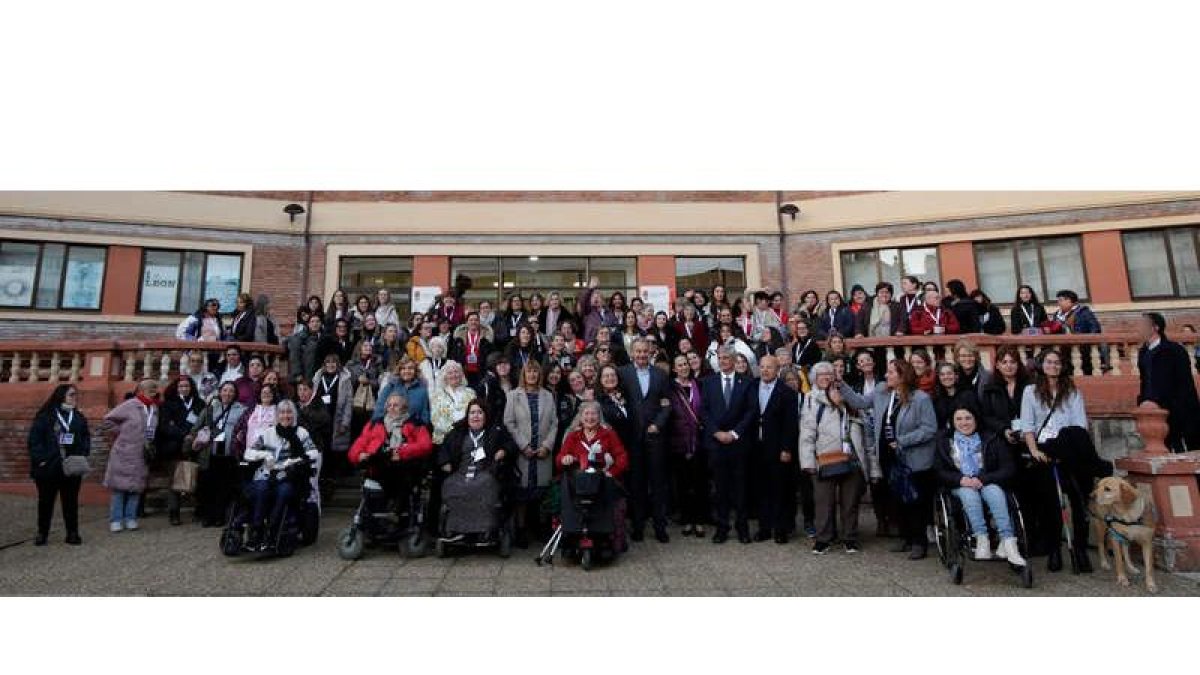 Foto de familia de participantes y autoridades en el VI Foro Social de Mujeres y Niñas con Discapacidad ayer en las escalinatas del Rectorado en El Albéitar. FERNANDO OTERO