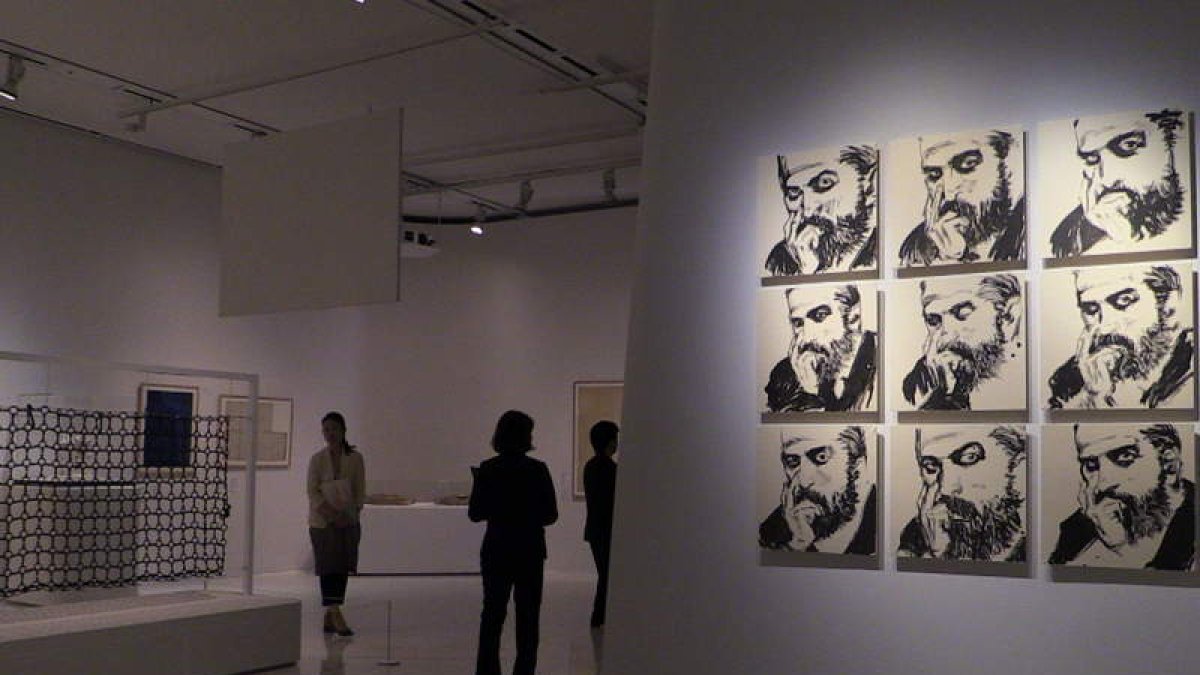 Una de las salas de la exposición ‘Takehiko Inoue interpreta el universo Gaudí’.