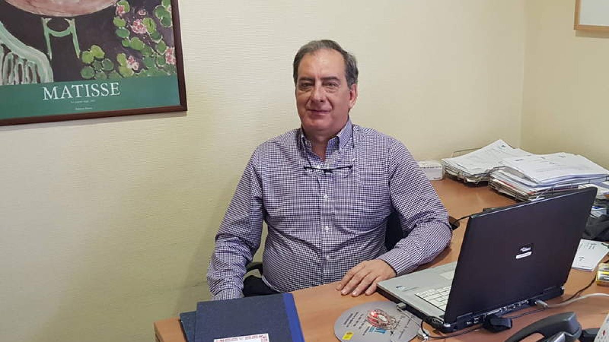 Pablo Ucio, en su consulta en el Hospital Clínico de Valladolid. DL