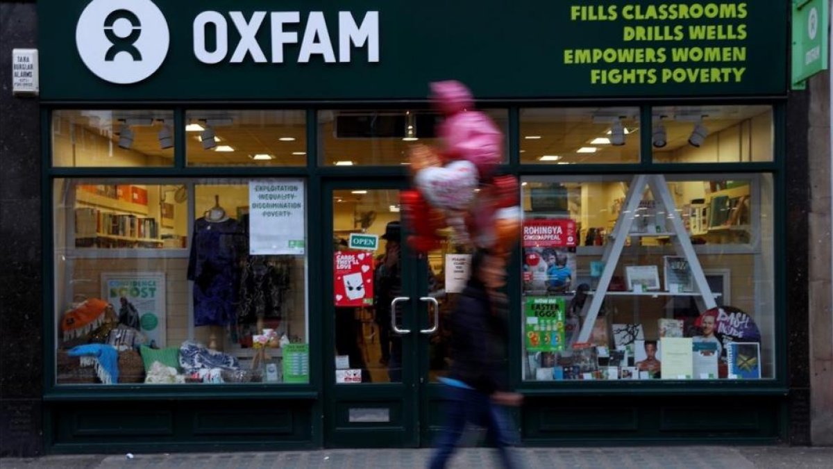 Un peatón pasa por delante de una tienda de Oxfam, en Londres, el 12 de febrero.
