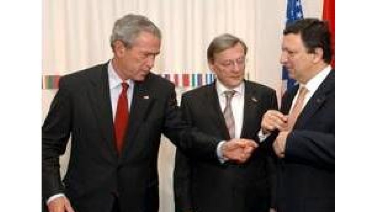 Bush, antes de la cumbre de la UE-EE.UU. con Durão Barroso y el canciller austríaco Schüssel