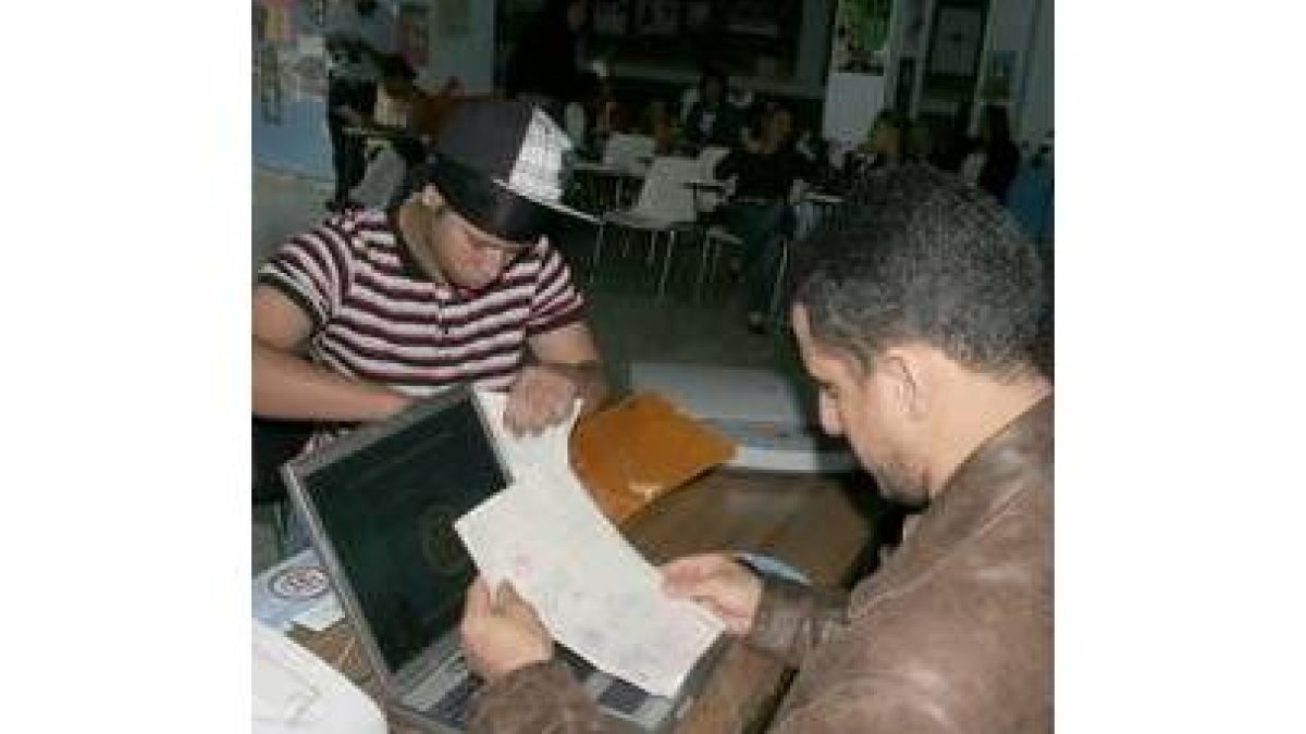 Un joven dominicano arregla los papeles en el consulado móvil