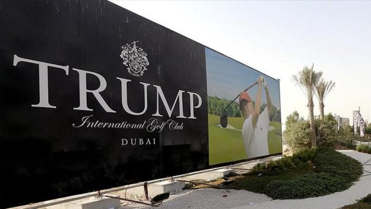 Cartel promocional del campo de golf de Donald Trump en Dubai.