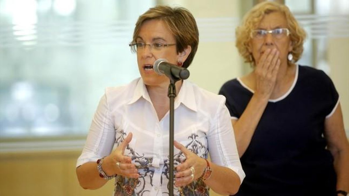 La alcaldesa de Madrid, Manuela Carmena, y la nueva portavoz del PSOE en el ayuntamiento, Purificación Causapié, este jueves, 6 de agosto.