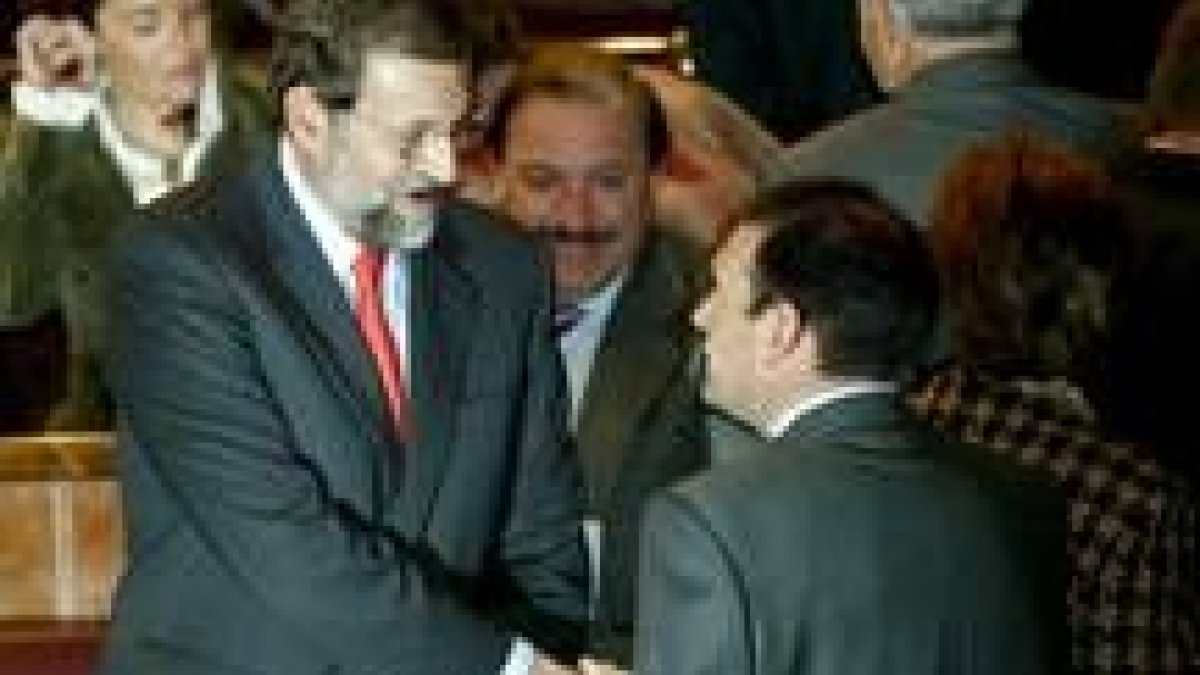 Mariano Rajoy y Juan José Ibarretxe se estrechan la mano antes de iniciar el debate
