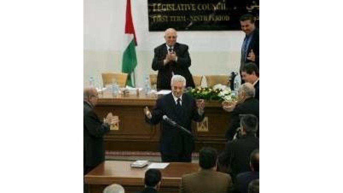 Abú Mazén recibe el aplauso del Parlamento palestino tras su jura