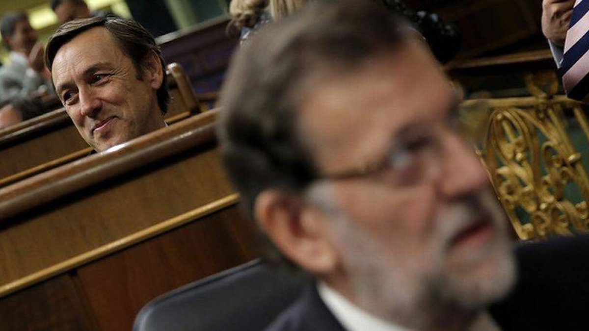 Rafael Hernando (atrás) y Mariano Rajoy, en una sesión de control al Gobierno en el Congreso de los Diputados.