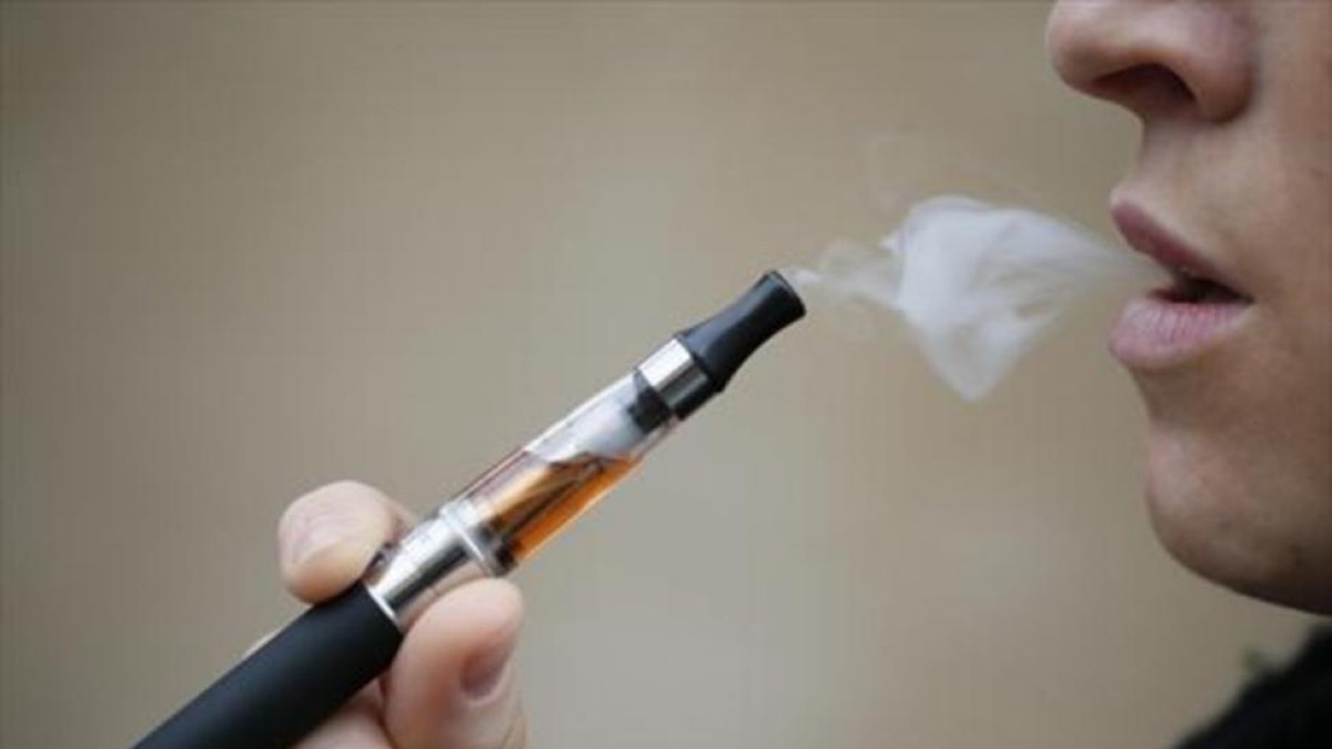 Una persona inhala vapor de un cigarrillo electrónico.