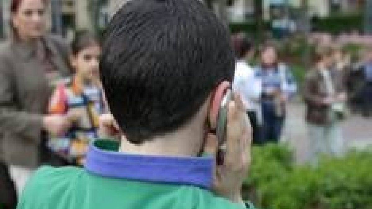 Un niño habla por el móvil desde el parque