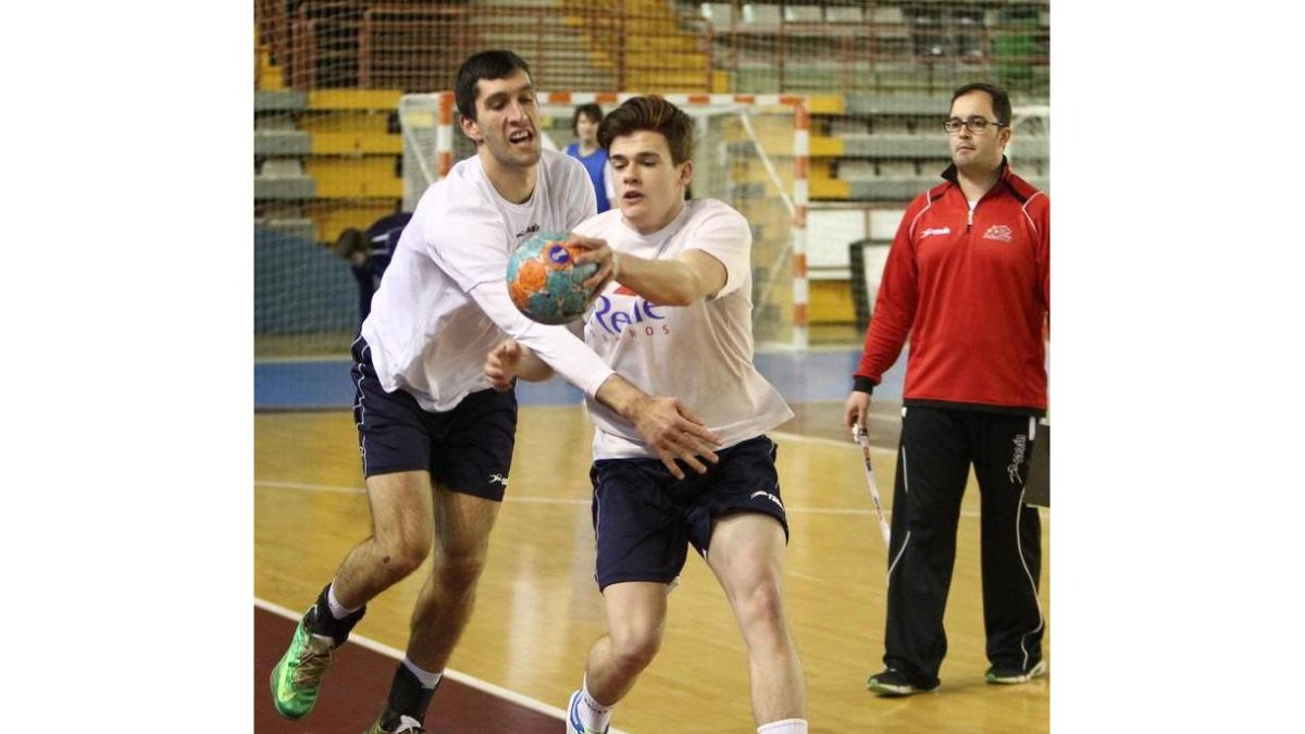 El serbio Dacevic, en la imagen en un entrenamiento con Mario López, sigue siendo duda.