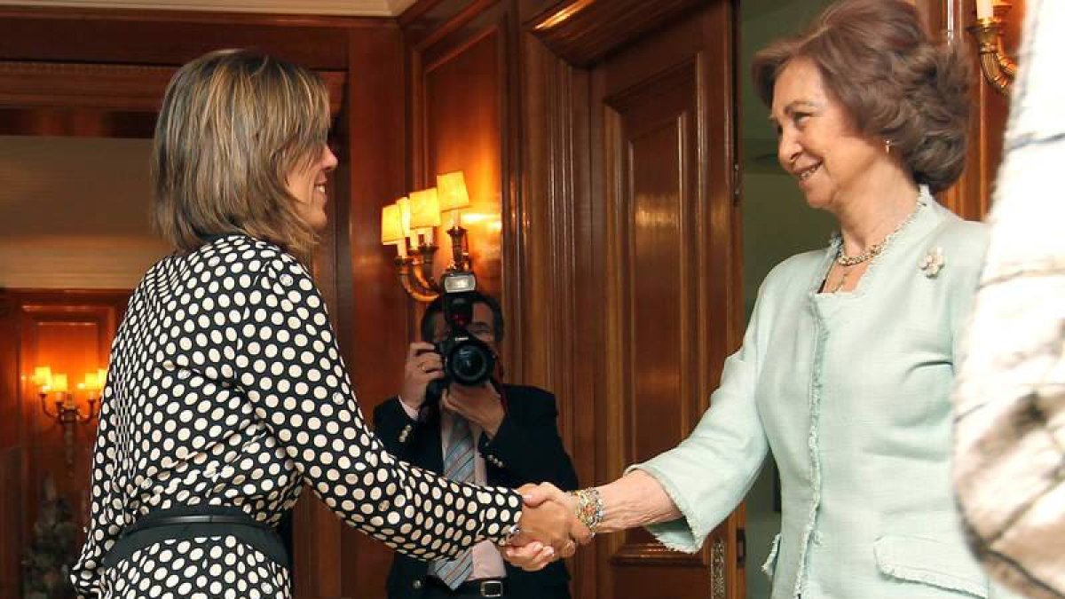 Momento en que Milagros Marcos saludó ayer a la Reina.