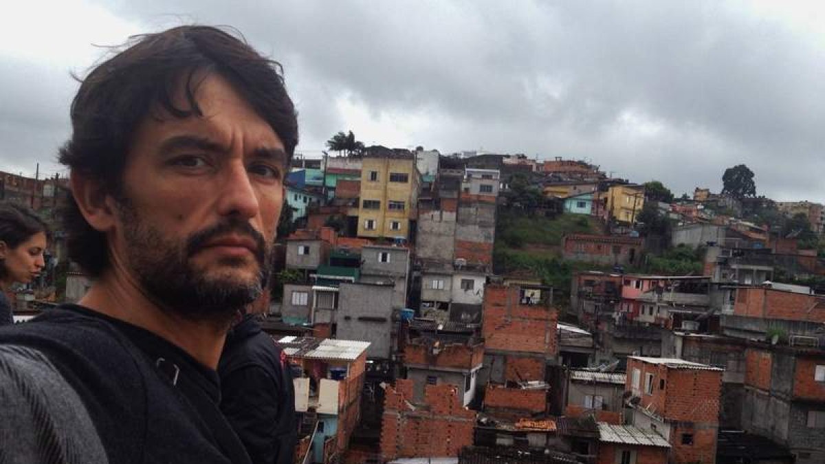 Raúl Estébanez, en una imagen tomada delante de una zona de favelas llamada Tanquinho.