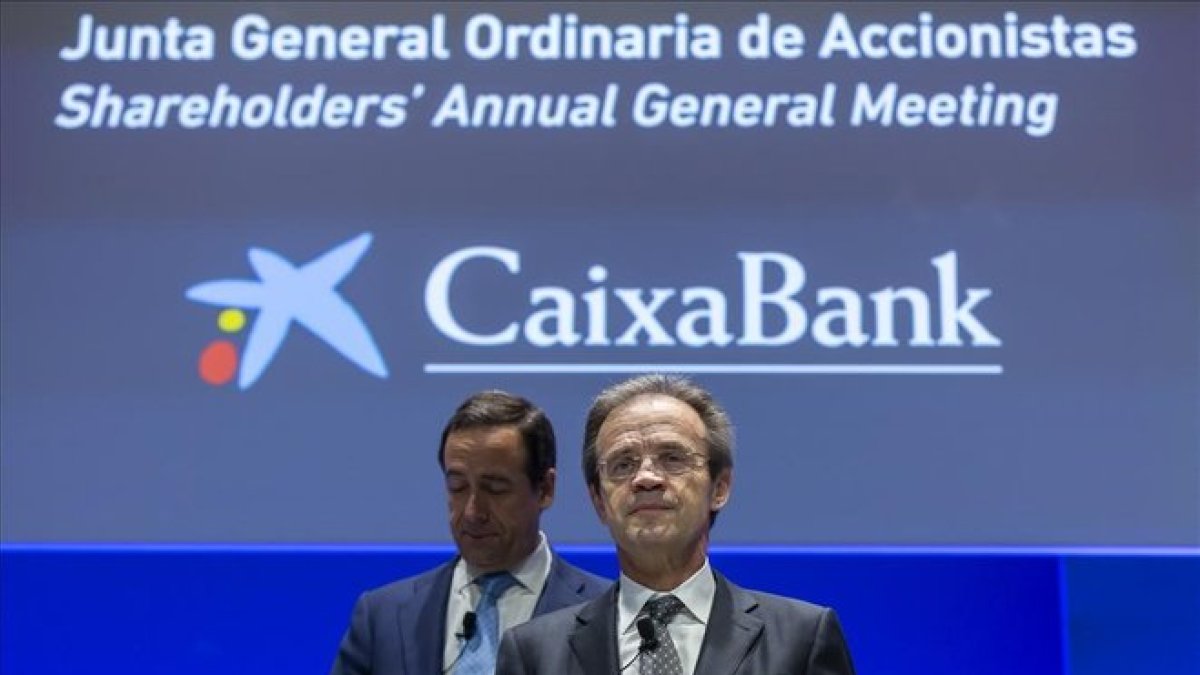Gonzalo Gortázar (izquierda) y Jordi Gual, en la junta de accionsitas de CajaBank.