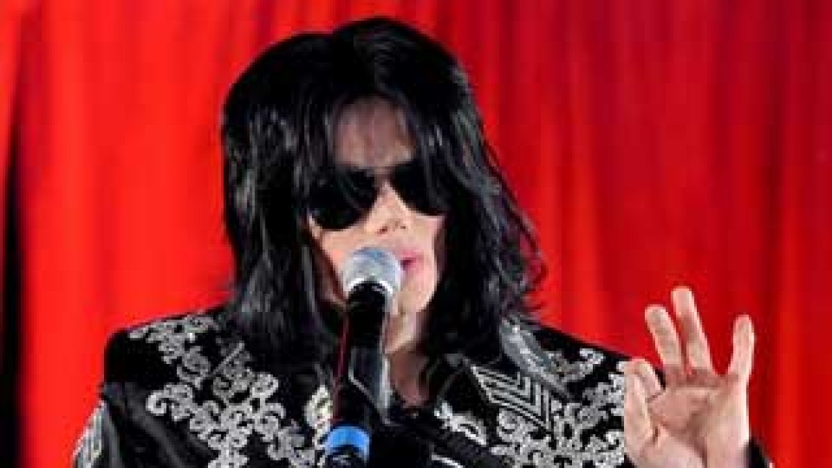 El cantante estadounidense Michael Jackson ofrece una rueda de prensa en la sala de conciertos O2.