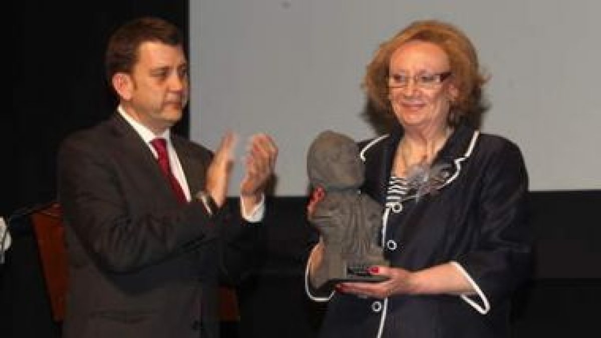 Carlos López Riesco entregó el Premio Ciudad de Ponferrada a la Solidaridad a Concepción Blanco.