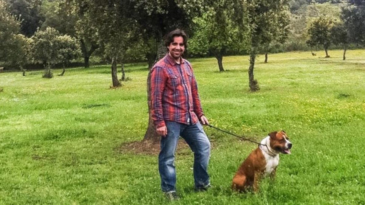 Vicente Fernández, director de 'Amores perros', con su propia mascota, Pancho.