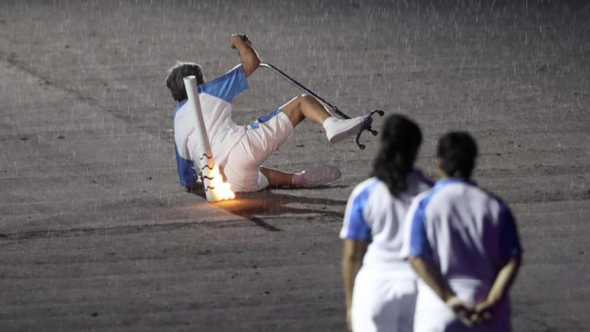 La atleta brasileña Marcia Malsar cae durante la ceremonia de apertura de los Juegos Paralímpicos en Río.