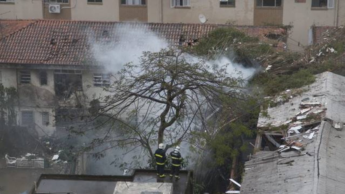Vista del lugar en el que la aeronave en la que viajaba el candidato socialista Eduardo Campos se estrelló este miércoles, en el área residencial Na Rua Vahia de Abreu, en Santos