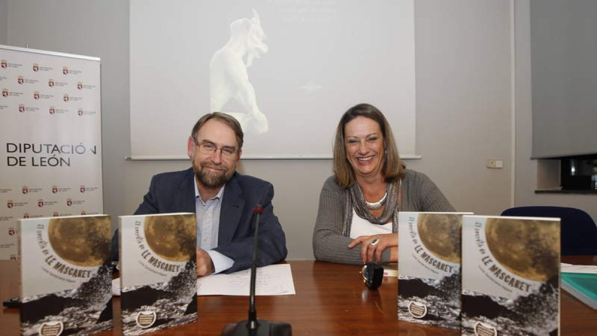 La escritora Lucía Santamaría, ayer en el ILC, durante la presentación de su novela.