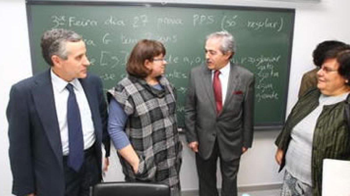 Emilio Gutiérrez, la profesora de portugués, el cónsul luso y Mercedes Fernández.