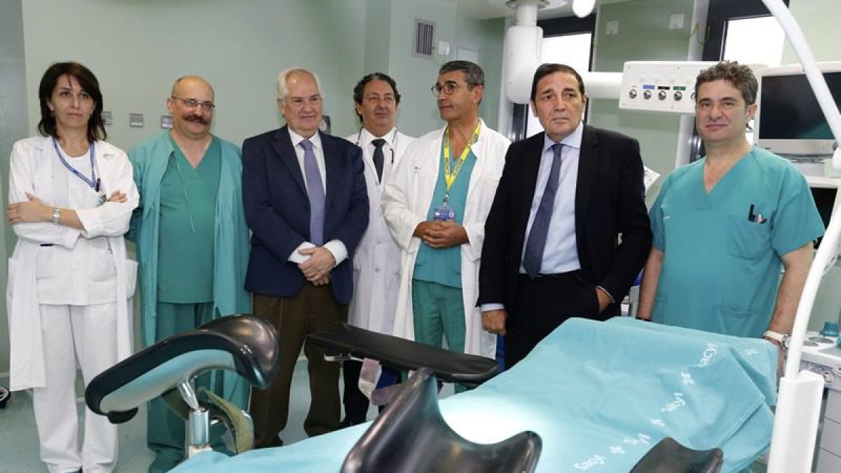 El consejero de Sanidad, Antonio María Sáez, visita el nuevo paritario quirofanizado del Hospital de León
