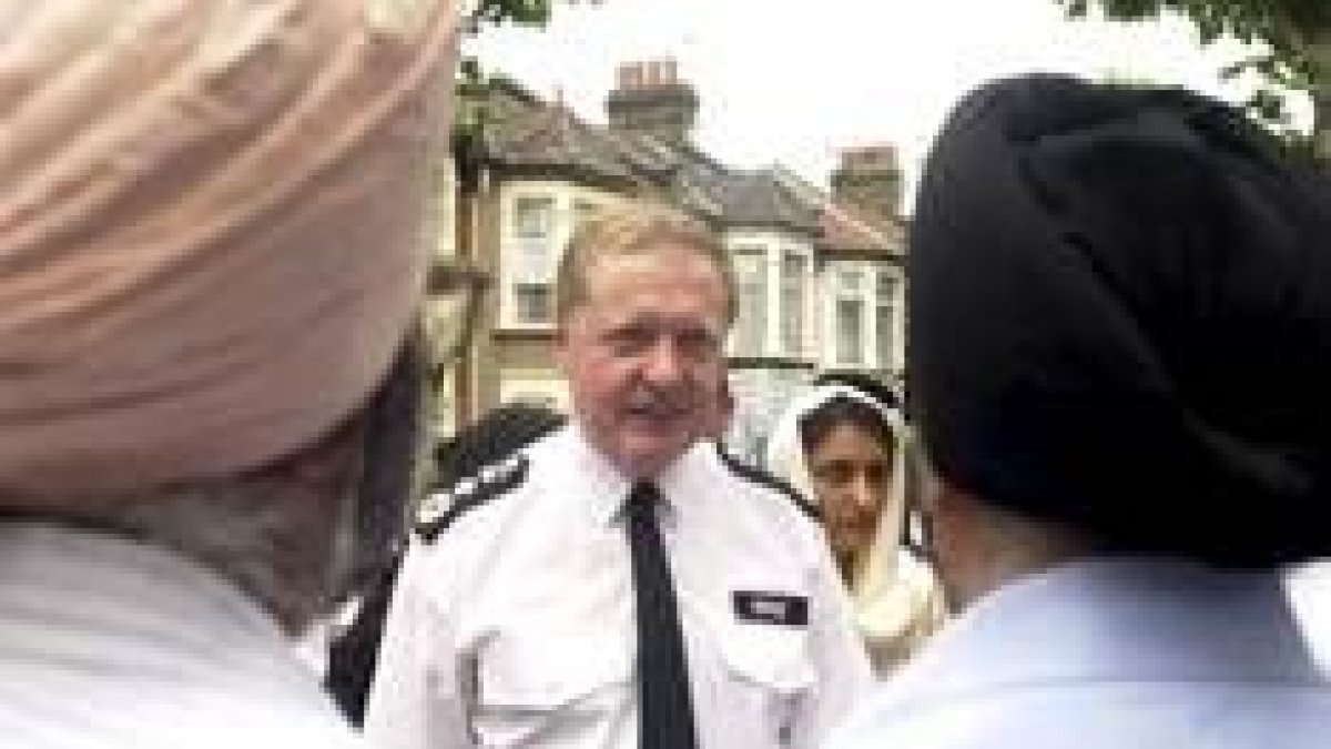 Ian Blair, comisario jefe de la policía británica, visitó ayer barrios de mayoría musulmana