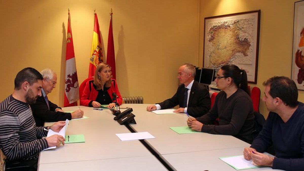 La consejera de Hacienda Pilar del Olmo (C) se reúne en la delegación territorial de la Junta con un grupo de trabajadores de la Hullera Vasco Leonesa (D), acompañada por el director general de Energía y Minas, Ricardo González Mantero (CD) y el delegado