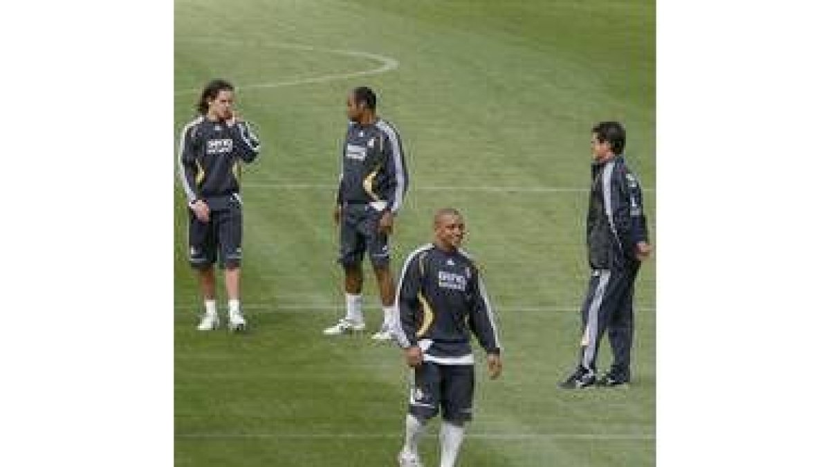 Capello observa a varios jugadores durante un entrenamiento