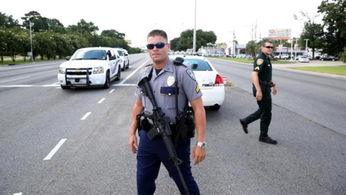 Dos agentes de policía tras un tiroteo en Estados Unidos.