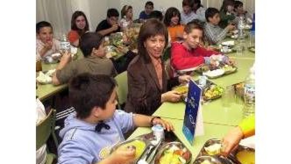 La ministra Elena Espinosa compartió menú con los niños en el comedor de un colegio de Toledo