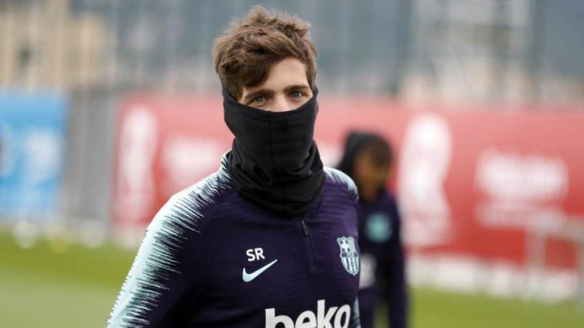 Sergi Roberto se protege del frío este lunes.