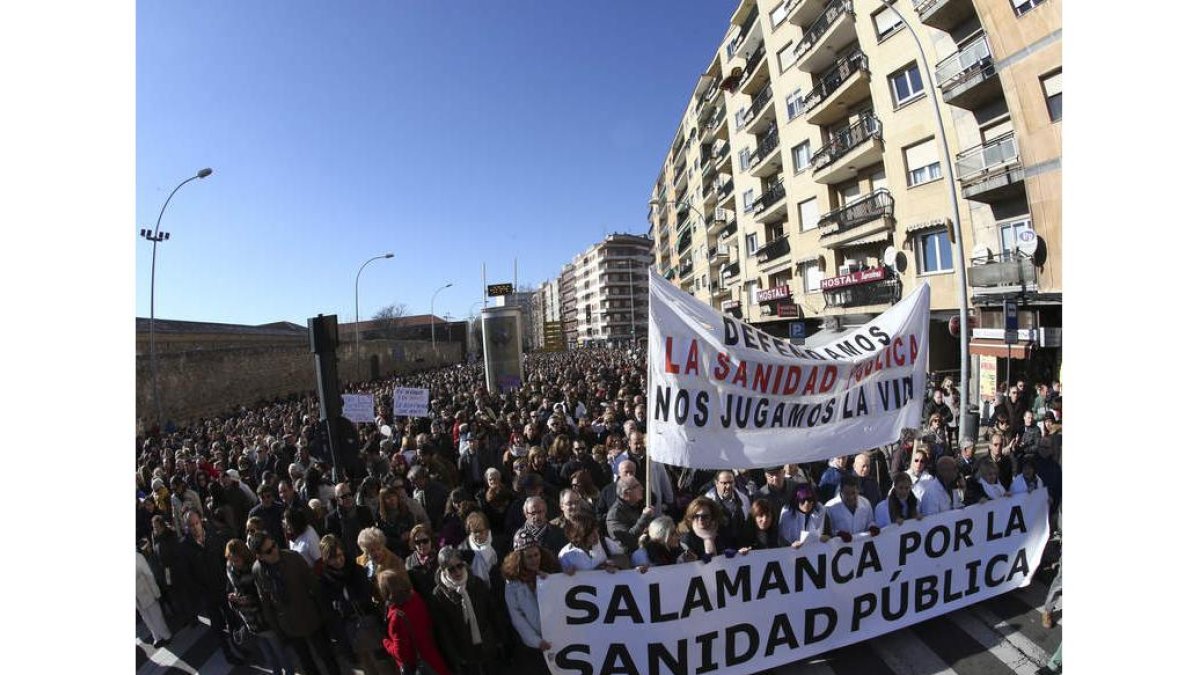 Más de 6.000 personas se manifestaron en Salamanca a favor de la sanidad pública. J. M. GARCÍA